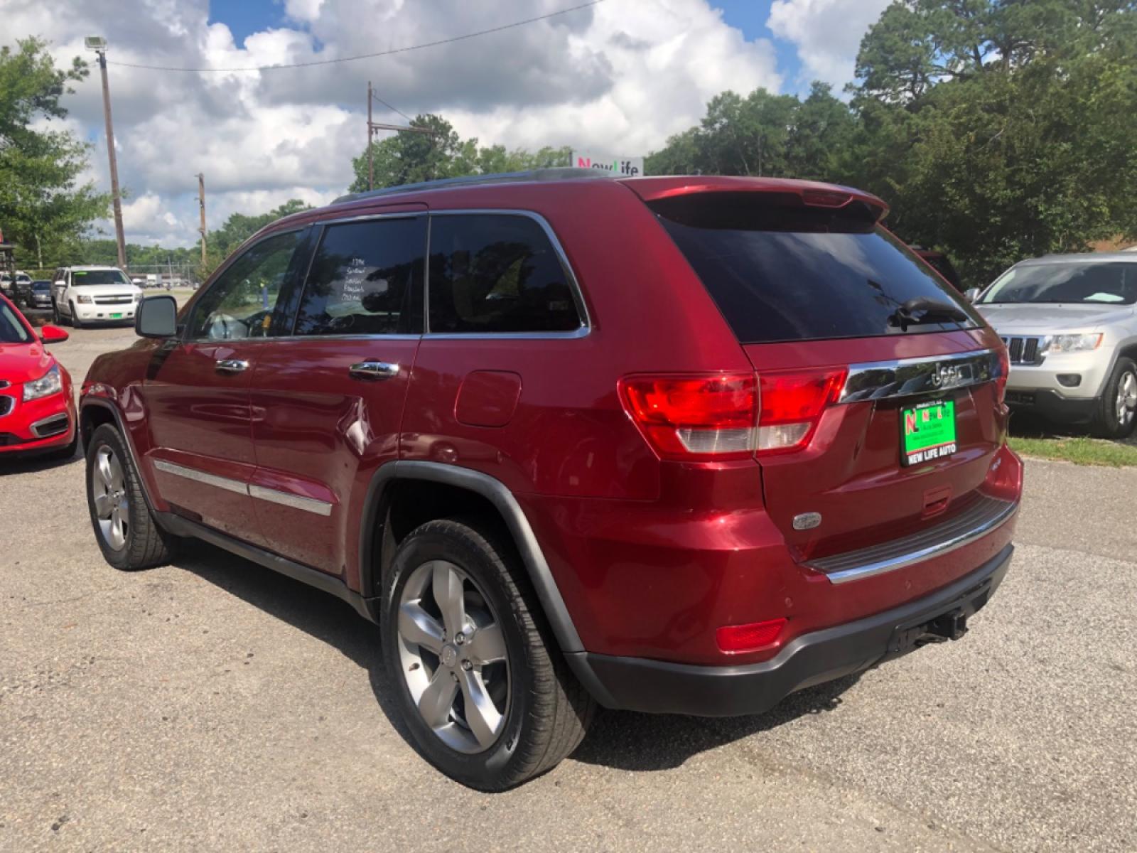 2012 BURGUN JEEP GRAND CHEROKEE OVERLAND (1C4RJFCG9CC) with an 3.6L engine, Automatic transmission, located at 5103 Dorchester Rd., Charleston, SC, 29418-5607, (843) 767-1122, 36.245171, -115.228050 - Clean Interior Fully Equipped with Leather, Panoramic Sunroof, Navigation, Backup Camera, AUX/Sat/Bluetooth, Dual Climate Control, Power Everything (windows, locks, seats, mirrors) Heated/Cooled/Memory Seats, Heated Steering Wheel, Keyless Entry, Alloy Wheels, Tow Package. 139k miles Located at N - Photo #4