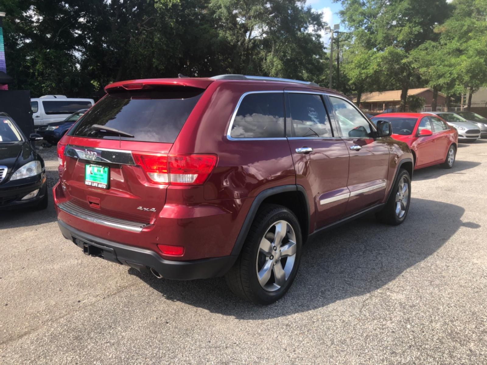 2012 BURGUN JEEP GRAND CHEROKEE OVERLAND (1C4RJFCG9CC) with an 3.6L engine, Automatic transmission, located at 5103 Dorchester Rd., Charleston, SC, 29418-5607, (843) 767-1122, 36.245171, -115.228050 - Clean Interior Fully Equipped with Leather, Panoramic Sunroof, Navigation, Backup Camera, AUX/Sat/Bluetooth, Dual Climate Control, Power Everything (windows, locks, seats, mirrors) Heated/Cooled/Memory Seats, Heated Steering Wheel, Keyless Entry, Alloy Wheels, Tow Package. 139k miles Located at N - Photo #6