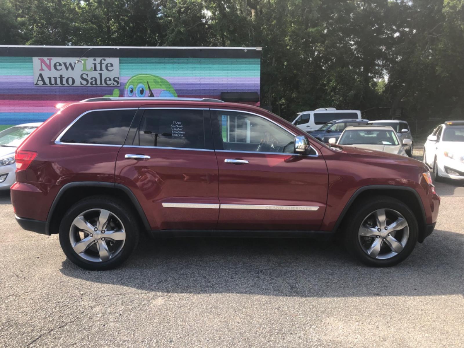 2012 BURGUN JEEP GRAND CHEROKEE OVERLAND (1C4RJFCG9CC) with an 3.6L engine, Automatic transmission, located at 5103 Dorchester Rd., Charleston, SC, 29418-5607, (843) 767-1122, 36.245171, -115.228050 - Clean Interior Fully Equipped with Leather, Panoramic Sunroof, Navigation, Backup Camera, AUX/Sat/Bluetooth, Dual Climate Control, Power Everything (windows, locks, seats, mirrors) Heated/Cooled/Memory Seats, Heated Steering Wheel, Keyless Entry, Alloy Wheels, Tow Package. 139k miles Located at N - Photo #7