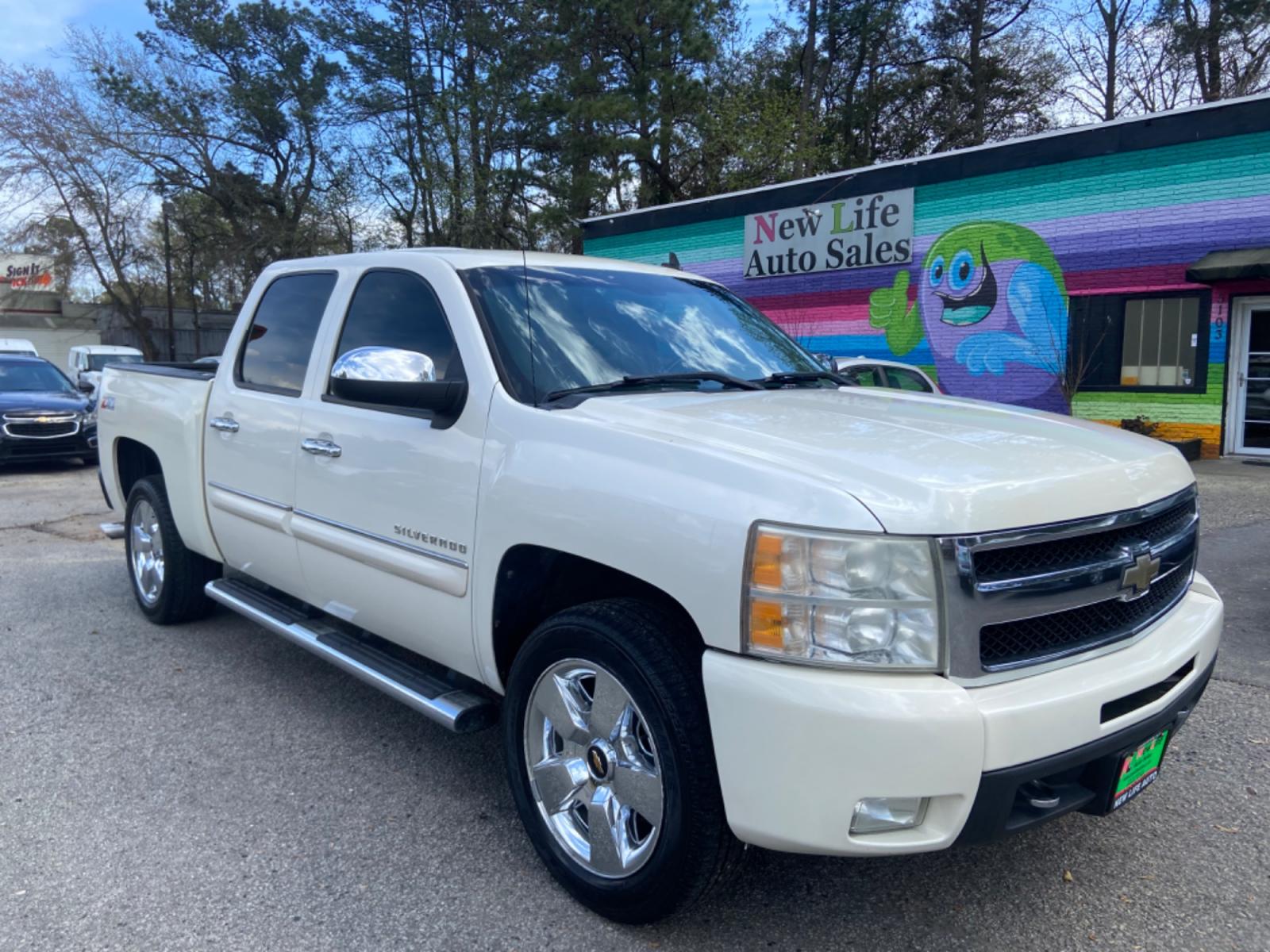 2011 WHITE CHEVROLET SILVERADO 1500 LTZ (3GCPKTE35BG) with an 5.3L engine, Automatic transmission, located at 5103 Dorchester Rd., Charleston, SC, 29418-5607, (843) 767-1122, 36.245171, -115.228050 - Leather, Sunroof, CD/AUX, OnStar, Dual Climate Control, Power Everything (windows, locks, seats, mirrors), Memory/Heated Seating, All-weather Mats, Keyless Entry, Running Boards, Tow Package, Chrome Wheels. Local Trade-in!! 164k miles Located at New Life Auto Sales! 2018-2023 Top 5 Finalist for C - Photo #0