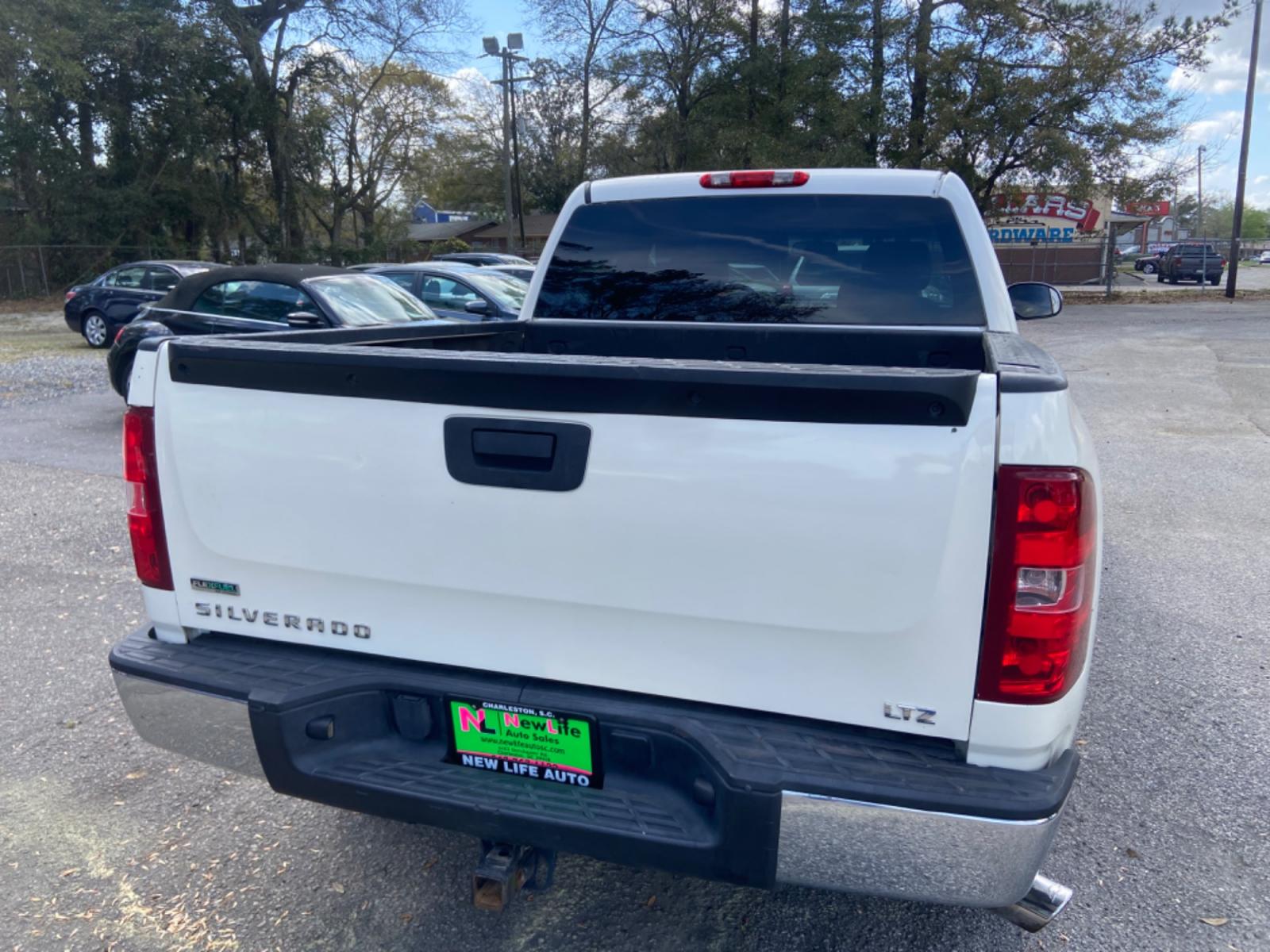 2011 WHITE CHEVROLET SILVERADO 1500 LTZ (3GCPKTE35BG) with an 5.3L engine, Automatic transmission, located at 5103 Dorchester Rd., Charleston, SC, 29418-5607, (843) 767-1122, 36.245171, -115.228050 - Leather, Sunroof, CD/AUX, OnStar, Dual Climate Control, Power Everything (windows, locks, seats, mirrors), Memory/Heated Seating, All-weather Mats, Keyless Entry, Running Boards, Tow Package, Chrome Wheels. Local Trade-in!! 164k miles Located at New Life Auto Sales! 2018-2023 Top 5 Finalist for C - Photo #3