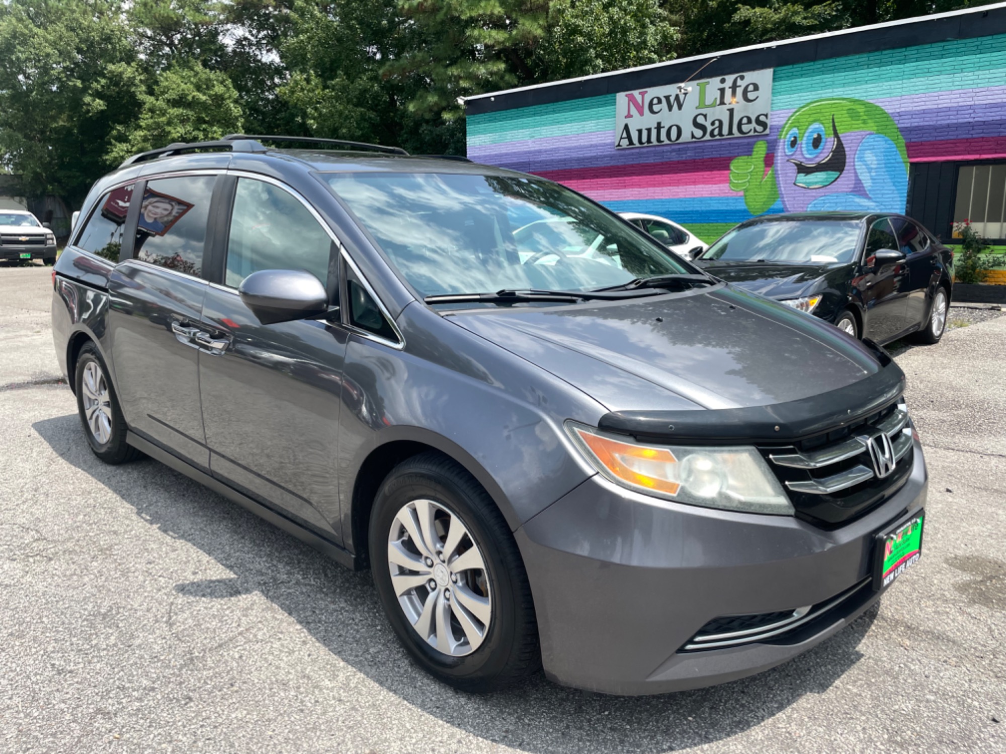 photo of 2015 HONDA ODYSSEY EXL - Collision Mitigation! Seating for Eight!!