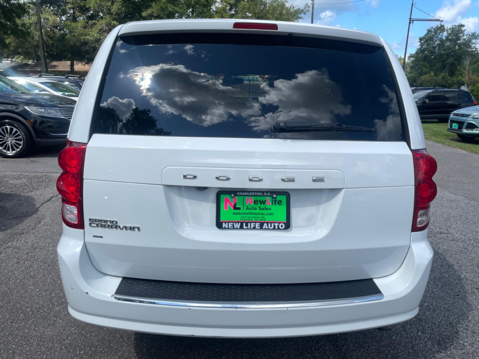 2017 WHITE DODGE GRAND CARAVAN SXT (2C4RDGCG3HR) with an 3.6L engine, Automatic transmission, located at 5103 Dorchester Rd., Charleston, SC, 29418-5607, (843) 767-1122, 36.245171, -115.228050 - Local Trade-in with comfy Leather/Suede Interior, CD/AUX/USB/Sat/Bluetooth, Dual Climate Control, Power Everything (windows, locks, seat, mirrors), Power Liftgate, Power Sliding Doors, Rear Climate Control, Keyless Entry, Alloy Wheels. 140k miles Located at New Life Auto Sales! 2018-2023 Top 5 Fina - Photo #5