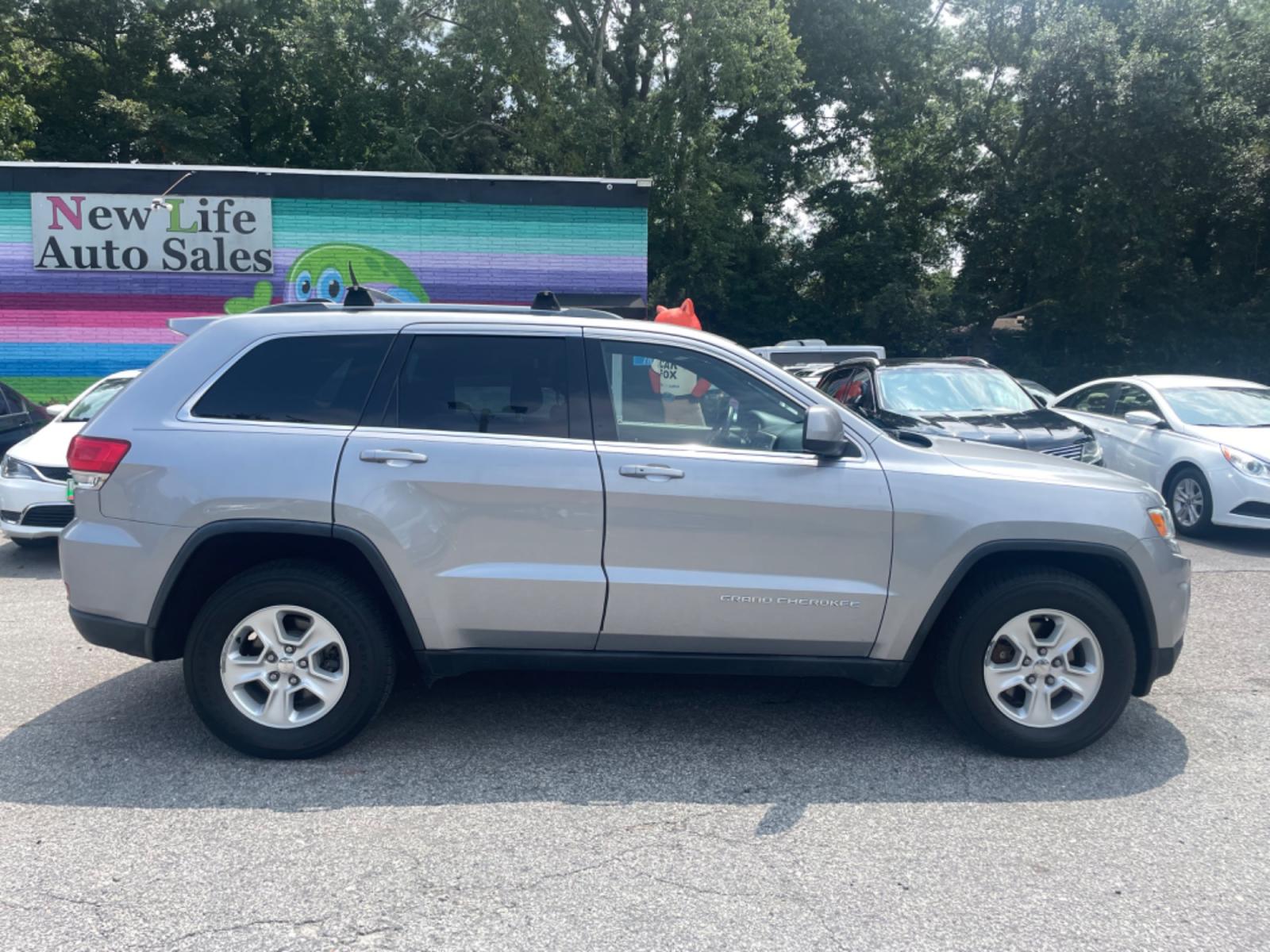 2014 SILVER JEEP GRAND CHEROKEE LAREDO (1C4RJFAG3EC) with an 3.6L engine, Automatic transmission, located at 5103 Dorchester Rd., Charleston, SC, 29418-5607, (843) 767-1122, 36.245171, -115.228050 - Super clean interior with AUX/USB/Bluetooth, Power Everything (windows, locks, seat, mirrors), Push Button Start, Keyless Entry, Luggage Rack, Tow Package, Alloy Wheels. 122k miles Located at New Life Auto Sales! 2018-2023 Top 5 Finalist for Charleston City Paper's BEST PLACE TO BUY A USED CAR! 510 - Photo #7