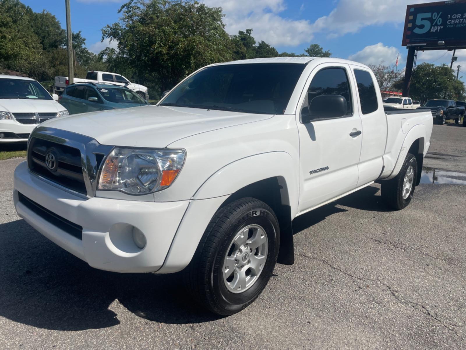 2010 WHITE TOYOTA TACOMA PRERUNNER ACCESS CAB (5TETU4GN2AZ) with an 4.0L engine, 5-Speed Manual transmission, located at 5103 Dorchester Rd., Charleston, SC, 29418-5607, (843) 767-1122, 36.245171, -115.228050 - Photo #2