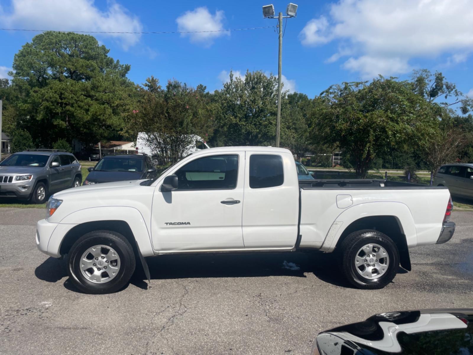 2010 WHITE TOYOTA TACOMA PRERUNNER ACCESS CAB (5TETU4GN2AZ) with an 4.0L engine, 5-Speed Manual transmission, located at 5103 Dorchester Rd., Charleston, SC, 29418-5607, (843) 767-1122, 36.245171, -115.228050 - Cold A/C, CD/AUX/Sat, Power Windows, Power Locks, Power Mirrors, Keyless Entry, Bedliner, Tow Package, Alloy Wheels. 224k miles Located at New Life Auto Sales! 2018-2023 Top 5 Finalist for Charleston City Paper's BEST PLACE TO BUY A USED CAR! 5103 Dorchester Road, North Charleston (Near Tanger) ! - Photo #3