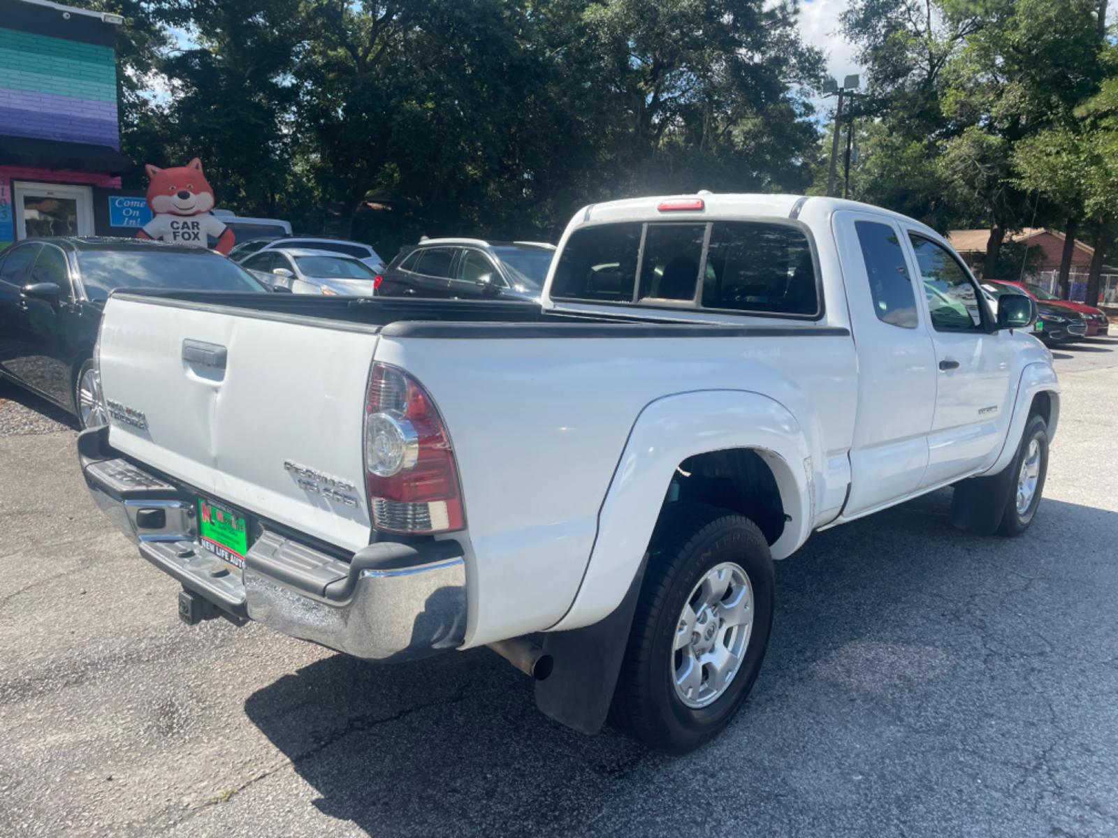 2010 WHITE TOYOTA TACOMA PRERUNNER ACCESS CAB (5TETU4GN2AZ) with an 4.0L engine, 5-Speed Manual transmission, located at 5103 Dorchester Rd., Charleston, SC, 29418-5607, (843) 767-1122, 36.245171, -115.228050 - Photo #6