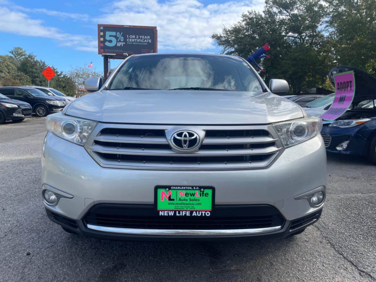 2013 SILVER TOYOTA HIGHLANDER BASE (5TDBK3EH4DS) with an 3.5L engine, Automatic transmission, located at 5103 Dorchester Rd., Charleston, SC, 29418-5607, (843) 767-1122, 36.245171, -115.228050 - Local trade-in with a spacious front and middle row, CD/AUX/Bluetooth, Backup Camera, Power Everything (windows, locks, seat), Rear Climate Control, Convenient, Easy to Fold 3rd Row, Keyless Entry, Alloy Wheels. Clean CarFax (no accidents reported!) 181k miles Located at New Life Auto Sales! 2023 W - Photo #1
