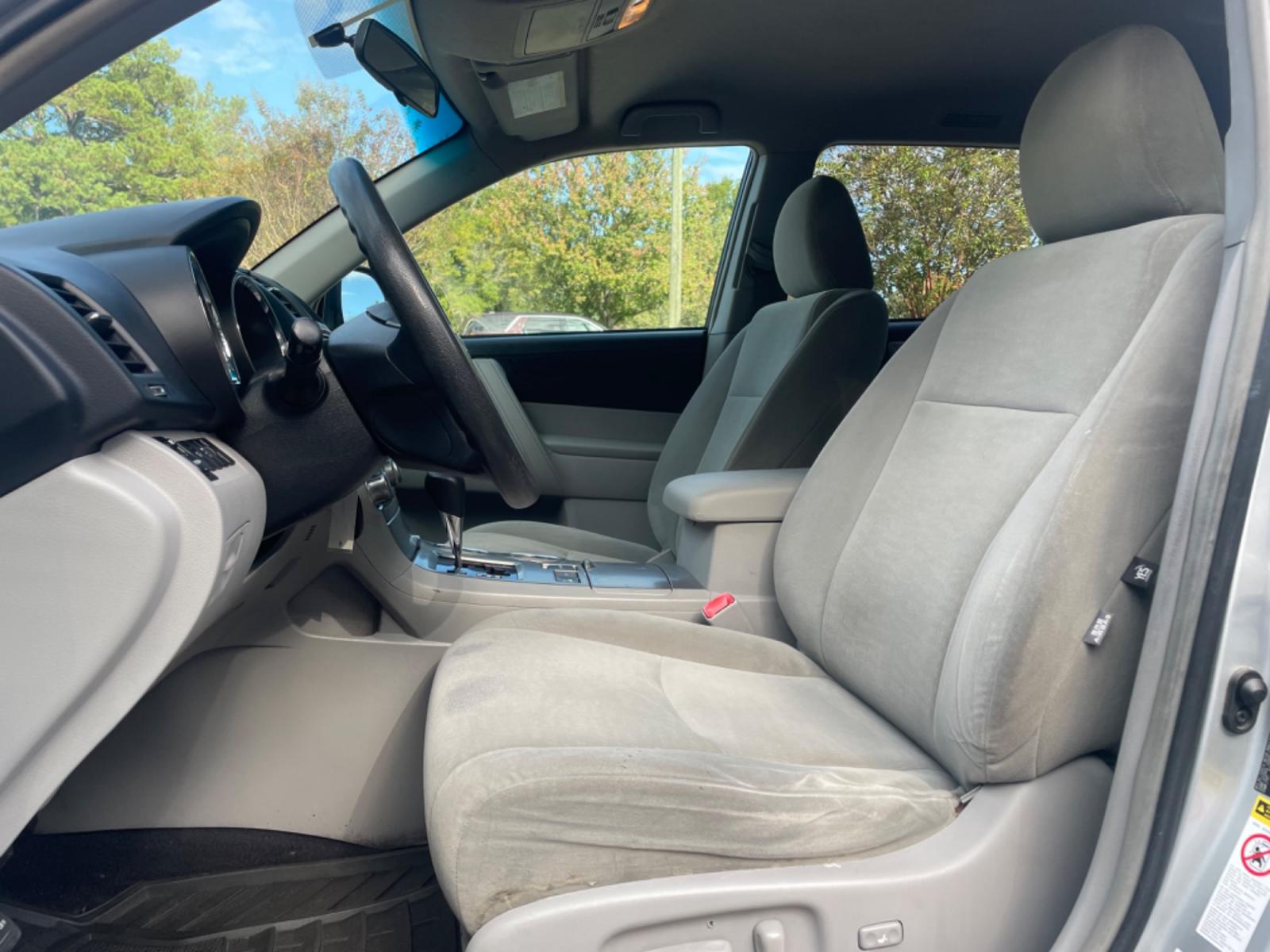 2013 SILVER TOYOTA HIGHLANDER BASE (5TDBK3EH4DS) with an 3.5L engine, Automatic transmission, located at 5103 Dorchester Rd., Charleston, SC, 29418-5607, (843) 767-1122, 36.245171, -115.228050 - Local trade-in with a spacious front and middle row, CD/AUX/Bluetooth, Backup Camera, Power Everything (windows, locks, seat), Rear Climate Control, Convenient, Easy to Fold 3rd Row, Keyless Entry, Alloy Wheels. Clean CarFax (no accidents reported!) 181k miles Located at New Life Auto Sales! 2023 W - Photo #23