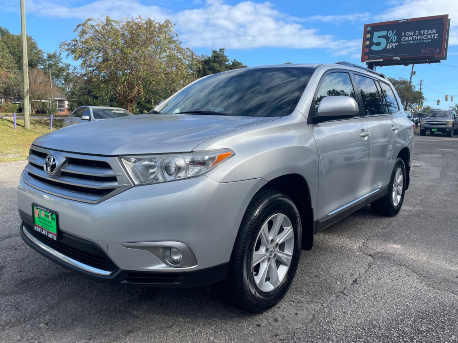 2013 SILVER TOYOTA HIGHLANDER BASE (5TDBK3EH4DS) with an 3.5L engine, Automatic transmission, located at 5103 Dorchester Rd., Charleston, SC, 29418-5607, (843) 767-1122, 36.245171, -115.228050 - Local trade-in with a spacious front and middle row, CD/AUX/Bluetooth, Backup Camera, Power Everything (windows, locks, seat), Rear Climate Control, Convenient, Easy to Fold 3rd Row, Keyless Entry, Alloy Wheels. Clean CarFax (no accidents reported!) 181k miles Located at New Life Auto Sales! 2023 W - Photo #2