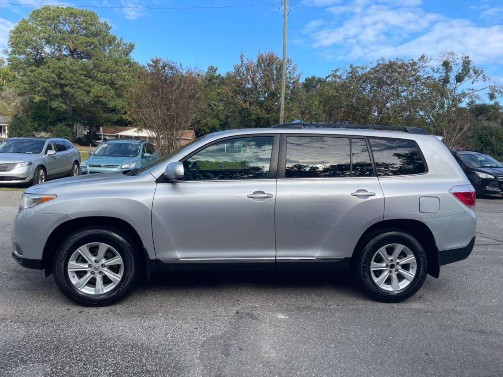 2013 SILVER TOYOTA HIGHLANDER BASE (5TDBK3EH4DS) with an 3.5L engine, Automatic transmission, located at 5103 Dorchester Rd., Charleston, SC, 29418-5607, (843) 767-1122, 36.245171, -115.228050 - Local trade-in with a spacious front and middle row, CD/AUX/Bluetooth, Backup Camera, Power Everything (windows, locks, seat), Rear Climate Control, Convenient, Easy to Fold 3rd Row, Keyless Entry, Alloy Wheels. Clean CarFax (no accidents reported!) 181k miles Located at New Life Auto Sales! 2023 W - Photo #3
