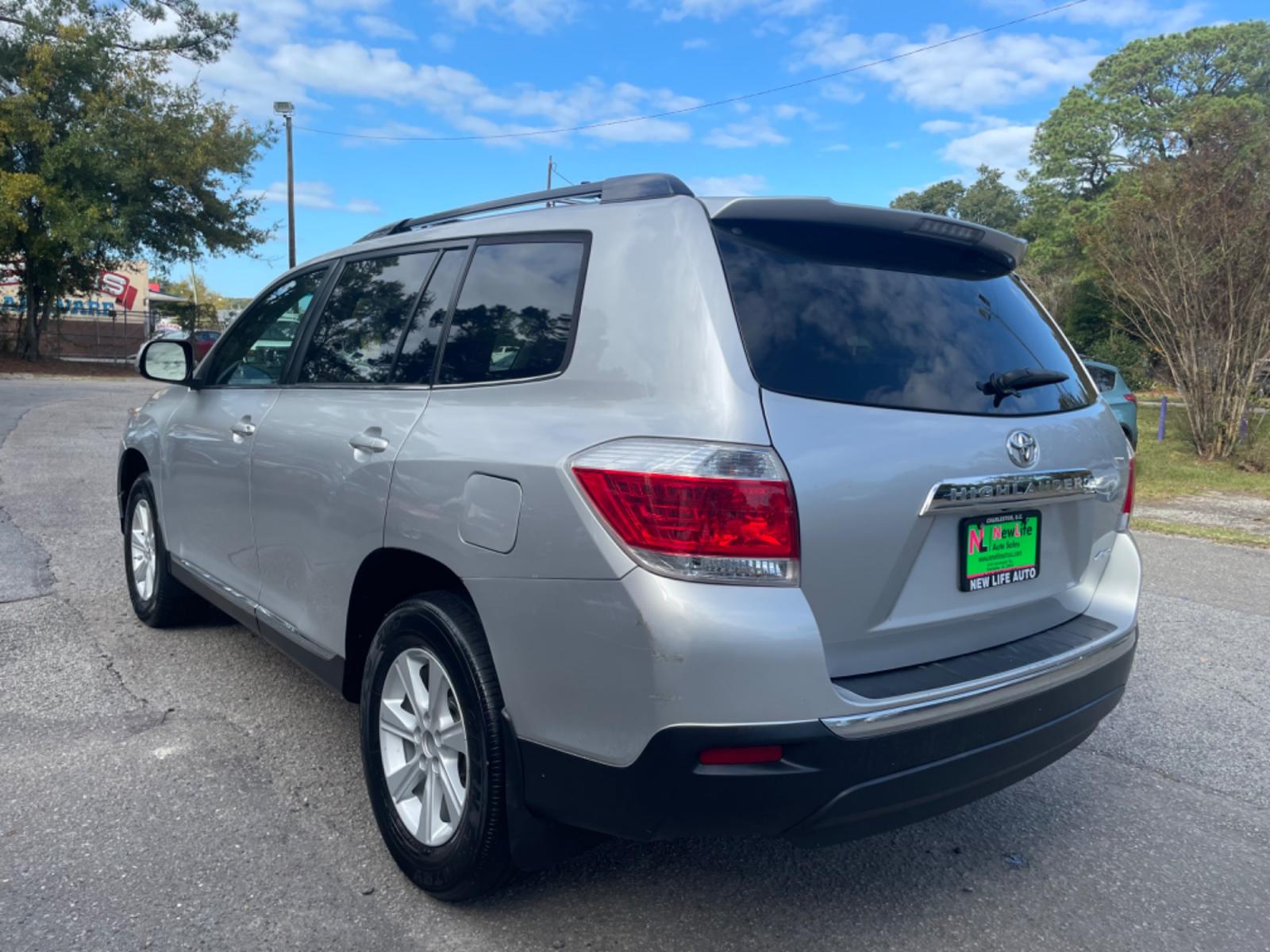 2013 SILVER TOYOTA HIGHLANDER BASE (5TDBK3EH4DS) with an 3.5L engine, Automatic transmission, located at 5103 Dorchester Rd., Charleston, SC, 29418-5607, (843) 767-1122, 36.245171, -115.228050 - Local trade-in with a spacious front and middle row, CD/AUX/Bluetooth, Backup Camera, Power Everything (windows, locks, seat), Rear Climate Control, Convenient, Easy to Fold 3rd Row, Keyless Entry, Alloy Wheels. Clean CarFax (no accidents reported!) 181k miles Located at New Life Auto Sales! 2023 W - Photo #4