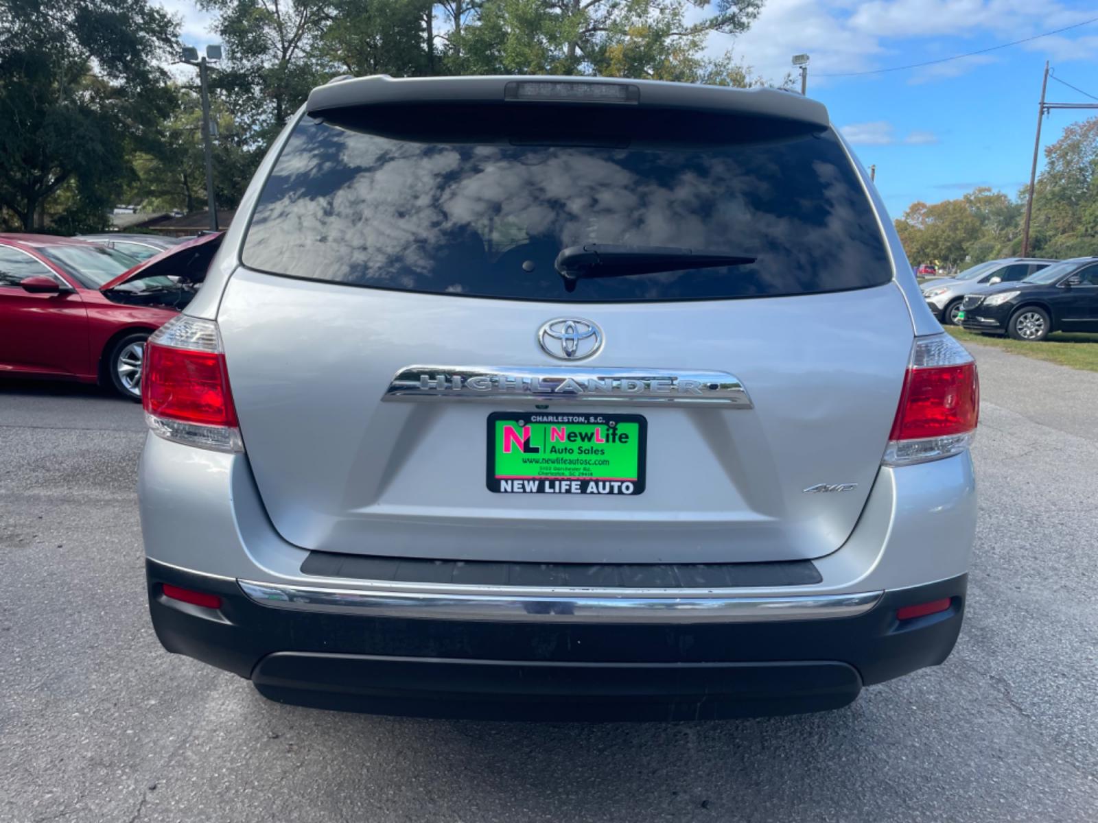 2013 SILVER TOYOTA HIGHLANDER BASE (5TDBK3EH4DS) with an 3.5L engine, Automatic transmission, located at 5103 Dorchester Rd., Charleston, SC, 29418-5607, (843) 767-1122, 36.245171, -115.228050 - Local trade-in with a spacious front and middle row, CD/AUX/Bluetooth, Backup Camera, Power Everything (windows, locks, seat), Rear Climate Control, Convenient, Easy to Fold 3rd Row, Keyless Entry, Alloy Wheels. Clean CarFax (no accidents reported!) 181k miles Located at New Life Auto Sales! 2023 W - Photo #5