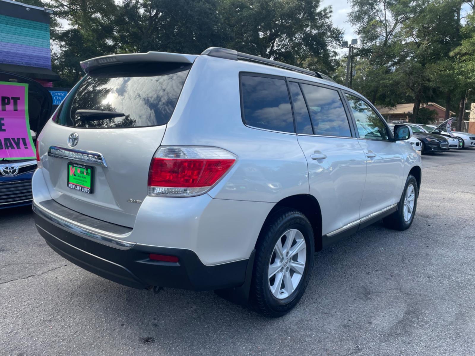 2013 SILVER TOYOTA HIGHLANDER BASE (5TDBK3EH4DS) with an 3.5L engine, Automatic transmission, located at 5103 Dorchester Rd., Charleston, SC, 29418-5607, (843) 767-1122, 36.245171, -115.228050 - Local trade-in with a spacious front and middle row, CD/AUX/Bluetooth, Backup Camera, Power Everything (windows, locks, seat), Rear Climate Control, Convenient, Easy to Fold 3rd Row, Keyless Entry, Alloy Wheels. Clean CarFax (no accidents reported!) 181k miles Located at New Life Auto Sales! 2023 W - Photo #6