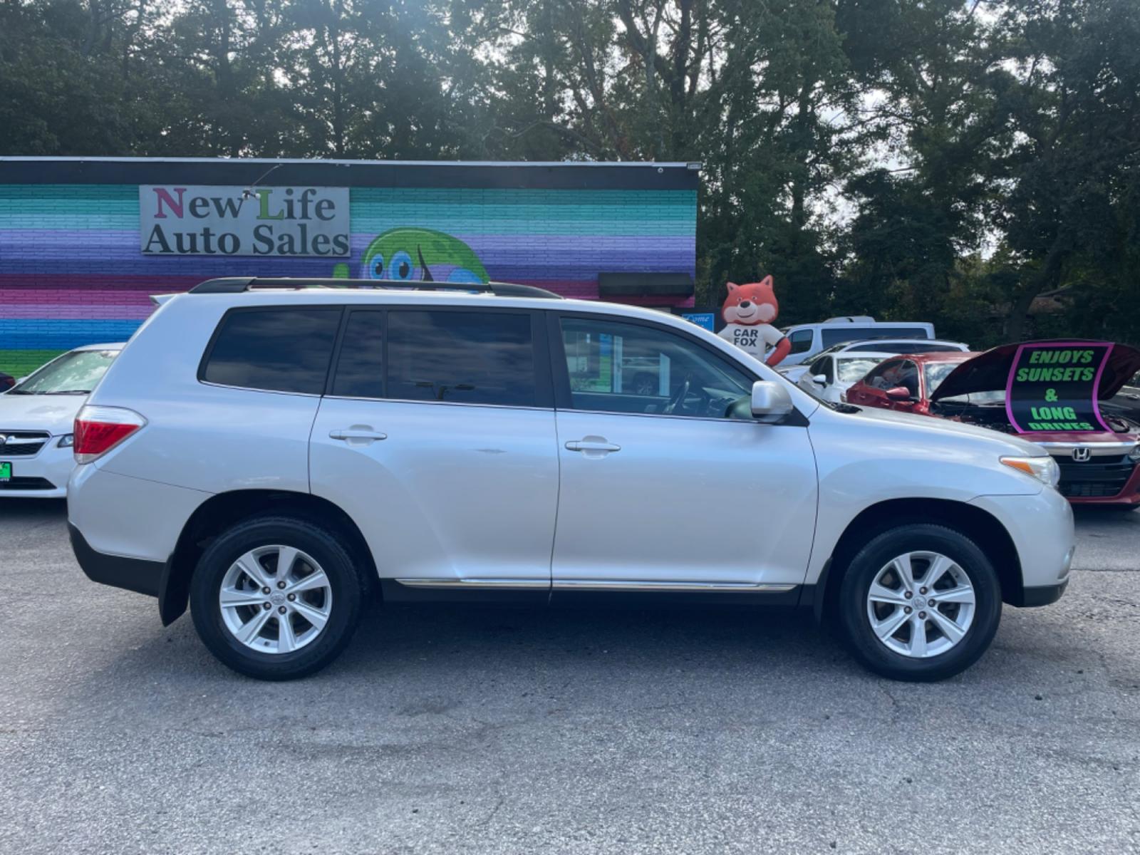 2013 SILVER TOYOTA HIGHLANDER BASE (5TDBK3EH4DS) with an 3.5L engine, Automatic transmission, located at 5103 Dorchester Rd., Charleston, SC, 29418-5607, (843) 767-1122, 36.245171, -115.228050 - Local trade-in with a spacious front and middle row, CD/AUX/Bluetooth, Backup Camera, Power Everything (windows, locks, seat), Rear Climate Control, Convenient, Easy to Fold 3rd Row, Keyless Entry, Alloy Wheels. Clean CarFax (no accidents reported!) 181k miles Located at New Life Auto Sales! 2023 W - Photo #7